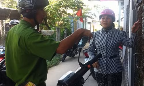 Cảnh sát khu vực trao đổi với mẹ Hào Anh.