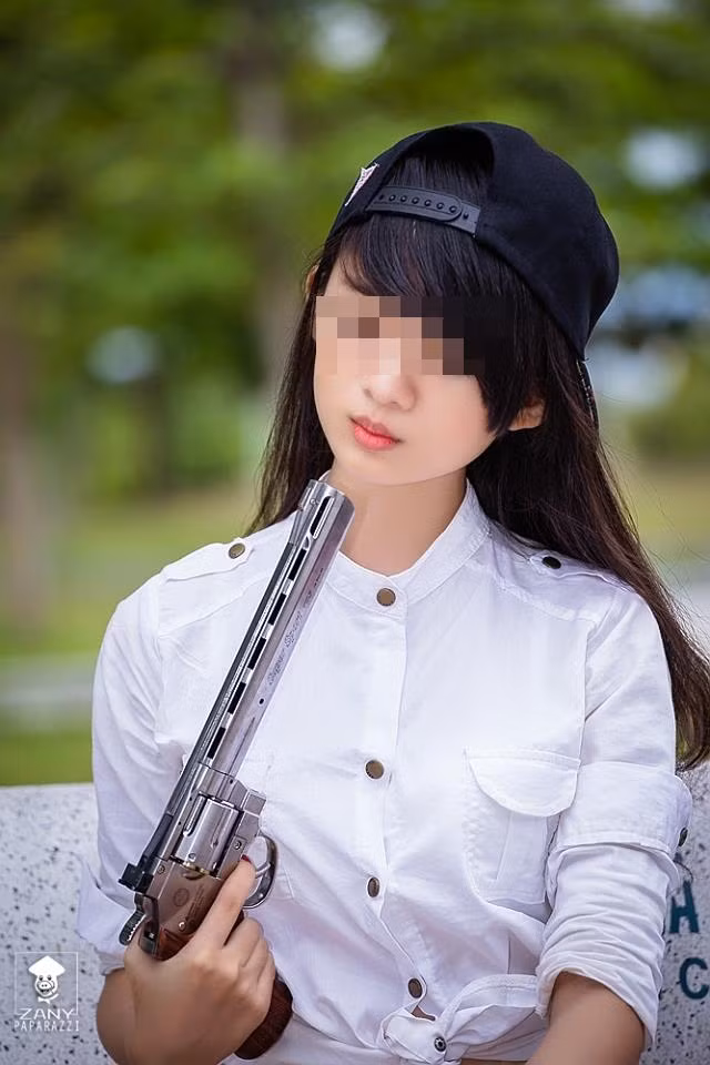 Nữ sinh hồn nhiên tự sướng với súng.