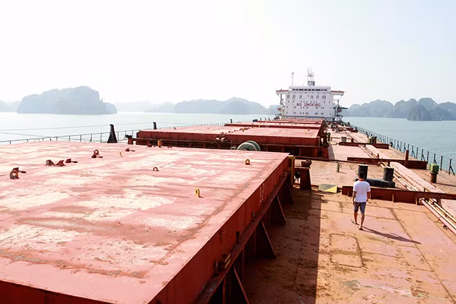 Một trong những con tàu lớn nhất bị bỏ hoang là Green Sea, tàu có trọng tải 76.000 tấn của Vinashin bị nằm chết gí ở vùng biển Hòn Nét, TP. Cẩm Phả- Quảng Ninh từ khi được mua về năm 2007 đến nay.