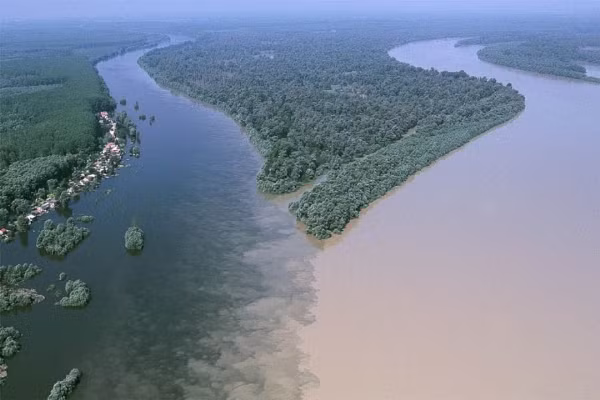 8. Sông Ohio và sông Mississippi - Mỹ. Sông Mississippi là con sông lớn thứ 4 và dài thứ 10 trên thế giới. Con sông này mang ít trầm tích hơn sông Ohio vì vậy có màu xanh xám trong khi sông Ohio có màu nâu đậm. Khi Mississippi và Ohio hợp lưu đã dẫn đến một đoạn sông kéo dài cùng một lúc có hai màu nước.