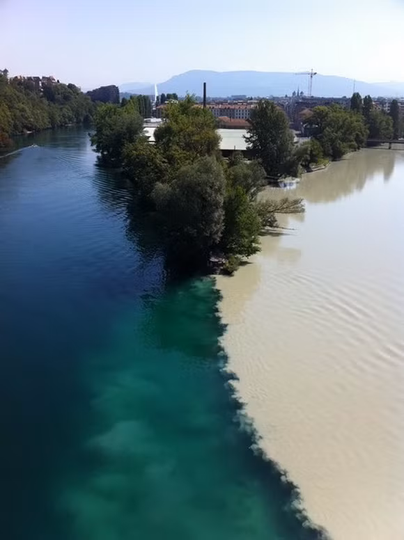 1. Sông Rhone và sông Arve - Thụy Sĩ. Trong bức hình trên bên trái là sông Rhone và bên phải là sông Arve. Dòng chảy sông Arve dài hơn và đi qua một vùng thung lũng nên màu nước đục hơn. Tại điểm gặp nhau của hai con sông, ta có thể thấy sự khác nhau giữa màu nước. Sông Rhone nước trong và xanh hơn rất nhiều so với màu đục và trắng sữa của sông Arve.