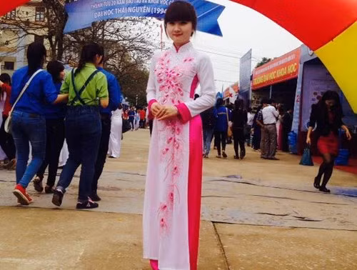 Sở hữu một giọng hát trong trẻo, khuôn mặt xinh xắn, phong cách trẻ trung, năng động và nét đẹp của người phụ nữ hiện đại, cô giáo luôn được học trò yêu quý.