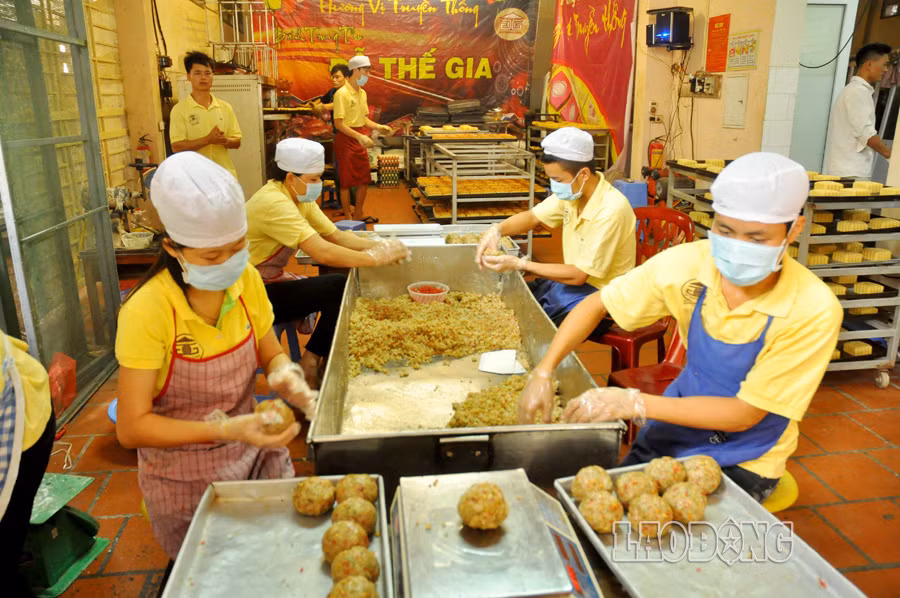 Hà Nội có nhiều cơ sở bánh trung thu cổ truyền, mỗi cơ sở có phong vị, bí quyết riêng để những người thưởng thức sẽ không thể nào quên. Tuy nhiên, bánh trung thu cổ truyền ngày càng bị bó hẹp về cơ sở sản xuất. Số hộ làm bánh trung thu cổ truyền tại làng nghề truyền thống như Xuân Đỉnh đã giảm phân nửa so với trước.