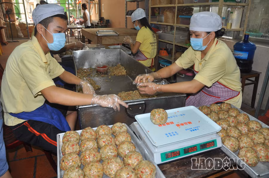 Gia đình sản xuất nhiều loại bánh với trọng lượng khác nhau, mỗi thành phần làm nên bánh có giá trị quyết định chất lượng của sản phẩm. Các loại bánh ngon, được ưa chuộng nhất vẫn thiên về nhân thập cẩm.