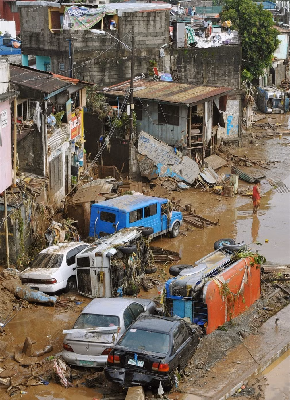 Trung bình mỗi năm, Philippines hứng chịu khoảng 20 cơn bão lớn nhỏ. Vào tháng 9/ 2009, cơn bão Ketsana mang theo sức gió 144km/ h và lượng mưa rất lớn đổ xuống nhiều thành phố của đất nước này. Chỉ trong sáu giờ, nước lũ ở một số khu vực của thành phố Manila và Marikina đã lên đến tầng hai của các ngôi nhà, buộc người dân phải trèo lên các mái nhà. Thiên tai khiến hàng trăm người thiệt mạng.