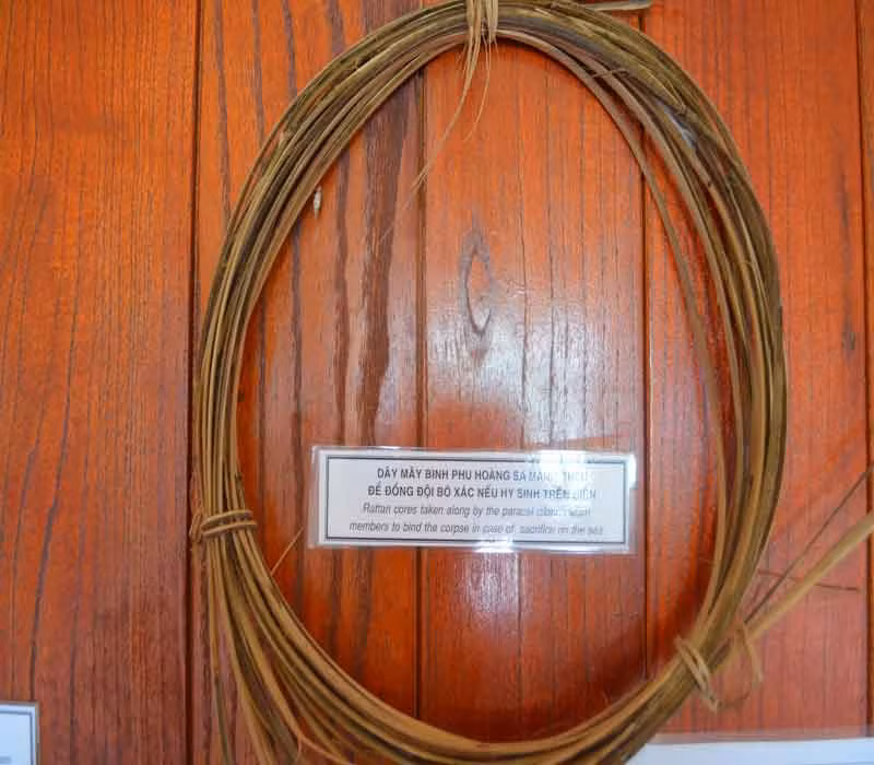  Ngoài những vật dụng cần thiết mang theo để sống cho chuyến đi, mỗi quân binh của Hải đội Hoàng Sa, Bắc Hải còn chuẩn bị cho mình 1 đôi chiếu, 7 nẹp tre, 7 sợi dây mây, 1 thẻ bài khắc tên họ, quê quán. Ảnh: Dây mây đội quân binh Hoàng Sa mang theo để đồng đội bó xác nếu hi sinh trên biển.