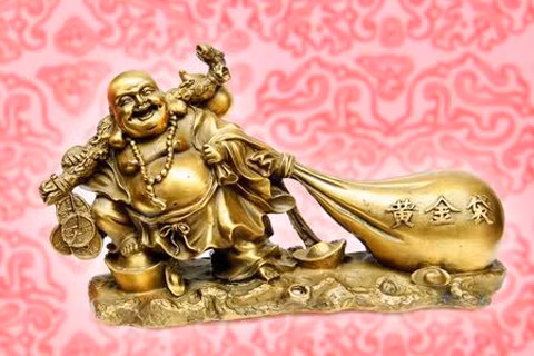 Bạn nên bố trí những vật này ở phòng khách hoặc nên xây riêng một Phật đường, tiện hơn là sắp xếp một gian phòng chuyên dùng cho việc thờ cúng. Và nếu bạn vẫn đặt tượng thần Phật trong phòng ngủ, đôi khi bạn sẽ dễ bỏ lỡ cơ hội tốt trong công việc, hoặc chỉ mãi là một nhân viên ở mức trung bình.