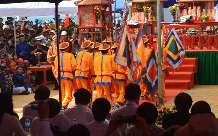  ..Đội Hoàng Sa này được cấp mỗi người sáu tháng lương thực. Họ chèo năm chiếc thuyền câu nhỏ ra ngoài biển cả ba ngày ba đêm mới đến đảo Hoàng Sa. Ảnh: Nghi thức xuất quân đi Hoàng Sa được tái hiện. 