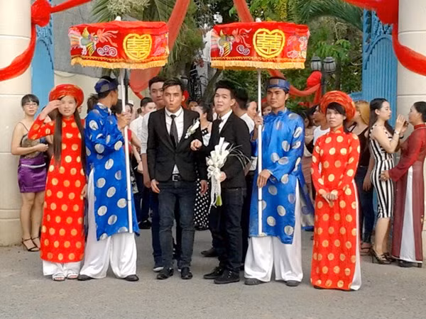Tân lang Nguyễn Trường Vinh (áo đen bên trái), tân nương Nguyễn Quốc Dũng (áo đen bên phải) chụp ảnh cưới.