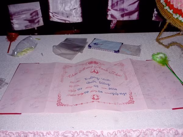 Giấy hồng ký tên lưu niệm.