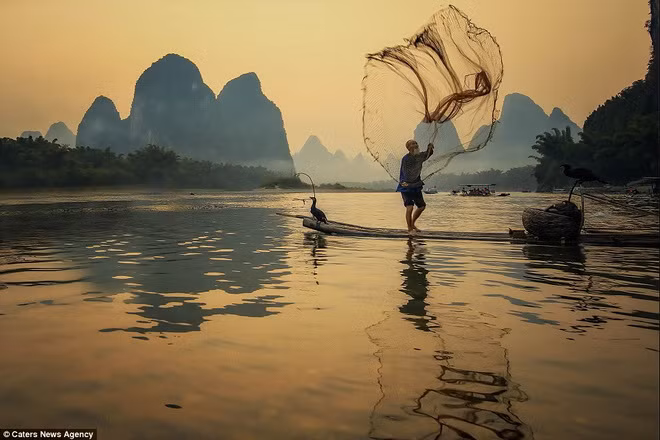 Sau khi quan sát một lúc lâu, ông Trần nhận thấy cột sắt đó không phải thứ đồ quý giá. Vì vậy, ông quyết định bán nó cho người thu mua phế liệu ở trong thị trấn.