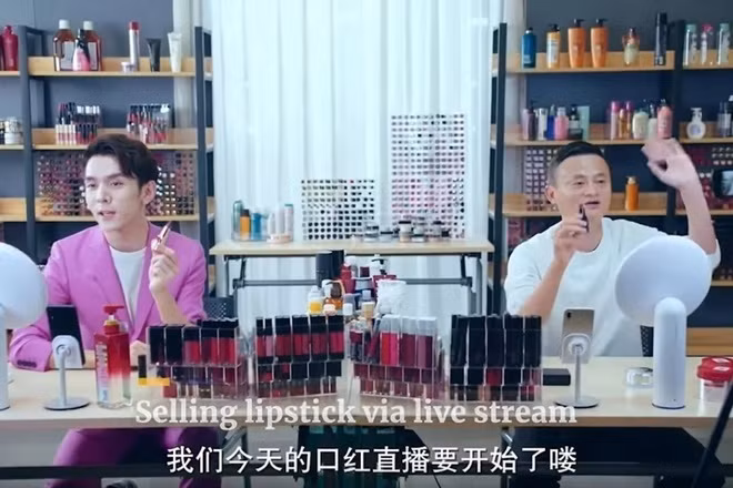 Nu tiep vien hang khong bo viec di ban hang livestream, kiem tien khung-Hinh-3