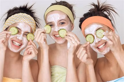 Dưa chuột. Vitamin E có trong dưa chuột có thể thúc đẩy sự phân tách các tế bào, do đó làm chậm quá trình lão hoá da. Ngoài ra, chất dầu trong quả dưa chuột (nhựa) còn có tác dụng thu hút các tia tử ngoại. Do đó, dưa chuột dùng làm mặt nạ đắp lên mặt có tác dụng làm mờ mụn tàn nhang, mụn sần, nếp nhăn.