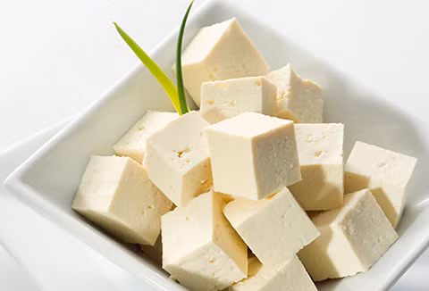 Đậu phụ. Không có một món ăn nào giàu protein trong quá trình điều trị mụn dành cho bạn như đậu phụ. Ngoài ra, đậu chứa canxi, chất béo không bão hòa, chất chống oxy hóa và sắt giúp làm hồng và mịn da.