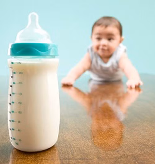 Nguyên liệu để xăm không đơn giản là sữa với mực thông thường. Sữa ở đây là sữa của bà đẻ con so, phải lấy sau lúc sinh 1- 2 giờ khi đó về sữa mới có màu trong vắt và giữ ở nhiệt độ 18- 20 độ nhưng sử dụng chỉ được 1 giờ.