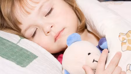 Đảm bảo con ngủ đủ và ngon giấc. Rất nhiều nghiên cứu và gần đây nhất là nghiên cứu của các nhà khoa học trường Đại học Stanford đã chứng minh rằng trí nhớ nói riêng và trí thông minh nói chung sẽ bị giảm sút khá nhiều khi trẻ không được ngủ đủ và ngủ sâu giấc. Giấc ngủ giúp não bộ xua tan mệt mỏi. Trẻ ngủ quá ít sẽ ảnh hưởng đến sự phát triển trí lực và khả năng tiếp thu học tập.