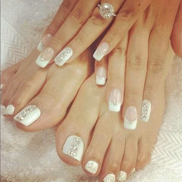 Nail màu tuyết trắng điểm đá lóng lánh cho cả tay và chân phù hợp để hóa trang nàng công chúa tuyêt đêm Giáng sinh.