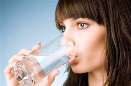 Nên uống nhiều nước, ăn nhiều hoa quả và rau xanh mỗi ngày như giá đỗ, cà chua, bắp cải, rau ngót, cam, bưởi, đu đủ… vì đó là cách tốt nhất để bù lại lượng nước mà cơ thể đã mất do không khí thiếu độ ẩm; tuyệt đối tránh uống rượu, các loại nước có ga... Có thể kết hợp uống thêm vitamin A, C, D, E từng đợt trong mùa đông.