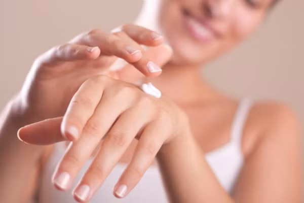 Riêng với đôi tay khô ráp, bạn có thể thoa kem dưỡng da rồi đắp lên tay chiếc khăn thấm nước ấm vừa phải trong khoảng 15 phút.