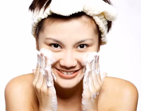 Sữa rửa mặt. Trong những ngày lạnh giá rét, bạn nên chọn những loại sữa rửa mặt dạng sữa hay kem (thay vì loại có dạng hạt cát hoặc gel) vì chúng tác động mềm mại và nhẹ nhàng tới da hơn.
