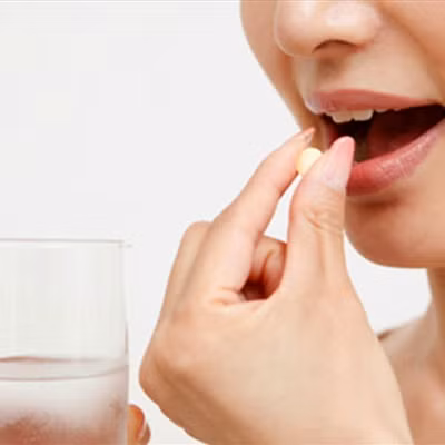 Tuy nhiên, phần lớn những hình ảnh về loại thuốc này đều rất nghiệp dư, chưa kể có loại còn đưa nguyên cả chất "chống chỉ định" vào tên thuốc. Chính vì vậy mà chỉ sau một thời gian ngắn "ra mắt", đã có không ít trường hợp trắng chẳng thấy đâu mà lại còn rước thêm bệnh vào người. Nhẹ thì có thể là "tào tháo đuổi", nặng hơn thì chân tay run rẩy do phản ứng hóa chất, và khổ nhất là lông tơ ngả màu vàng, da sẽ bị mỏng đi hoặc thậm chí còn đen-trắng lốm đốm khó chữa khỏi.