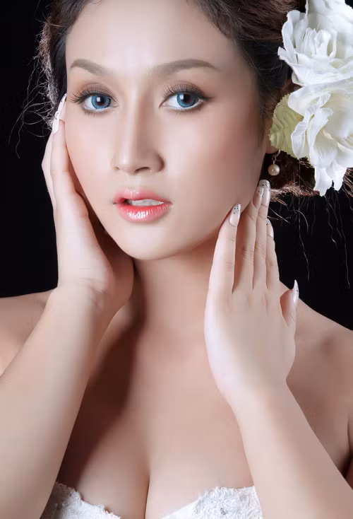 Son đỏ đánh lòng môi. Bắt đầu đánh môi bằng lớp son bợt lót nền. Bước này có tác dụng làm đều màu môi của bạn, cũng là trợ thủ đắc lực cho những cô nàng bị môi thâm. Sau đó, dùng son đỏ kẻ lòng môi dưới. Mím môi lại một chút để màu trải đều lên môi trên. Cuối cùng, dùng ngón tay chấm đều để màu trông thật tự nhiên và quyến rũ đêm Noel.