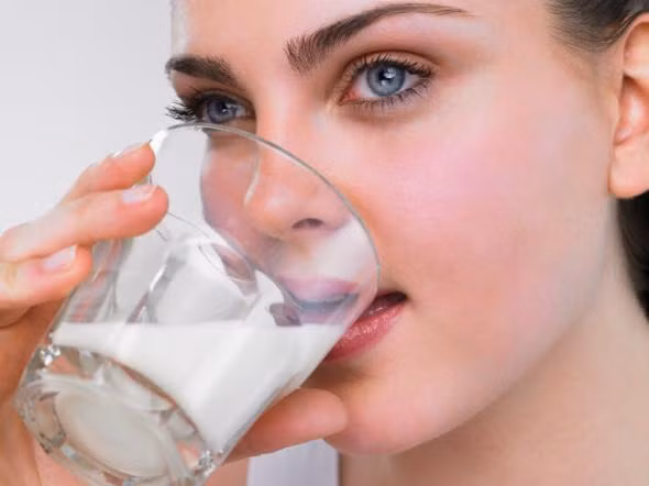 Uống sữa. Trước khi ngủ uống một cốc sữa không giúp bạn dễ dàng vào giấc ngủ hơn thế nó còn có tác dụng giảm cân. Sữa rất giàu canxi, uống sữa trước khi đi ngủ có thể thúc đẩy hấp thụ canxi. Protein trong sữa giúp đốt cháy lượng mỡ thừa của cơ thể.