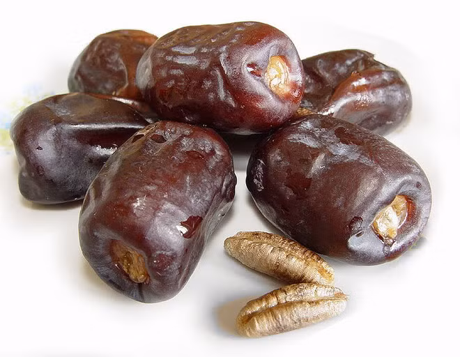 Chà là khô: Chứa nhiều calorie hơn chà là còn tươi, có tác dụng ngừa táo bón, mệt mỏi, bệnh thiếu máu…