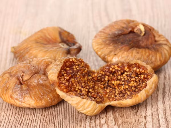 Ngoài ra các nhà khoa học đã chứng minh rằng quả sung còn chứa các enzyme tiêu hóa. Trong y học dân gian, quả sung còn được sử dụng để loại bỏ ký sinh trùng đường ruột và điều trị viêm phế quản. Vì vậy quả sung khô là loại quả rất tốt để các mẹ lựa chon bổ sung vào chế độ ăn uống của con mình.