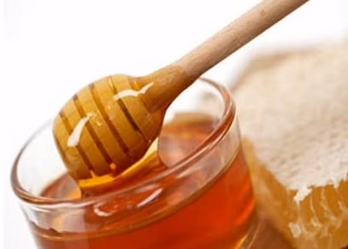 Mật ong. Không nên cho bé dưới 1 tuổi dùng mật ong. Vì mật ong chứa các bào tử vi khuẩn có thể gây ngộ độc cho bé – một triệu chứng hiếm nhưng nghiêm trọng, ảnh hưởng đến hệ thần kinh của bé.