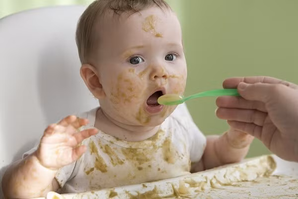 Tuyệt đối đừng ép bé ăn quá mức. Nếu bé không thích ăn rau xanh hay bất cứ một loại thực phẩm nào khác, mẹ cũng đừng vì thế mà ép con ăn quá mức. Ăn uống do ép buộc sẽ khiến trẻ hấp thụ được ít chất dinh dưỡng hơn và càng tăng cảm giác biếng ăn ở trẻ. Thay vào chiêu áp bức, ép buộc mẹ hãy tìm cách ngon ngọt dỗ dành và dụ dỗ cho bé ăn rau thì tốt hơn.