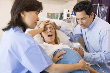 Lựa chọn một đội ngũ chăm sóc tốt. Những bác sỹ, y tá, nữ hộ sinh hiểu biết và có kĩ năng chăm sóc cùng với người thân, bạn bè sẽ là đội ngũ chăm sóc bà bầu và sau sinh tốt nhất. Khi được chăm sóc tốt, tinh thần thoải mái, bạn sẽ dễ dàng tìm ra cách giải quyết những cơn đau trong phòng sinh.