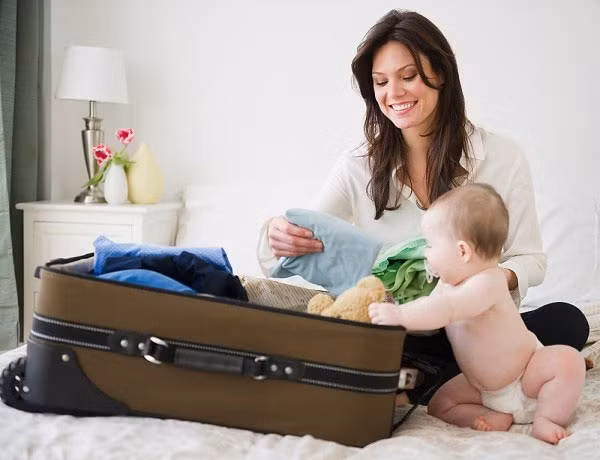 Lên lịch vui chơi cùng bé. Bạn nên tham gia những hoạt động trong thời khóa biểu hàng ngày của bé, chẳng hạn, nếu bạn đã đề xuất quy định, dành ra 15 phút mỗi chiều để chơi đá bóng cùng bé thì bạn nên thực hiện đều đặn và nghiêm túc. Nếu vì lý do gì đó mà bạn lỡ hẹn với con thì nên giải thích để bé hiểu và không bị buồn.