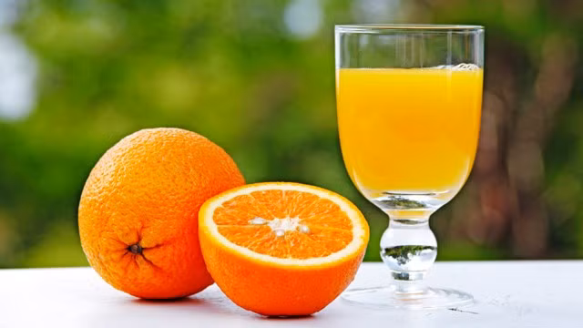 Nước cam. Nước cam rất giàu Vitamin C và chất chống oxi hóa rất tốt cho da. Uống cũng như thoa nước cam để có một làn da sạch mụn.
