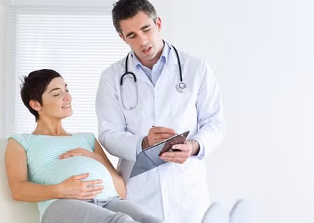 Tìm hiểu thật nhiều về việc sinh đẻ. Tích cực đọc sách báo, tìm hiểu trên mạng, xem các video, tham gia các lớp học, thăm quan và làm quen với các thủ tục tại bệnh viện, thường xuyên trao đổi với gia đình và bạn bè là điều bạn rất nên làm. Càng trang bị nhiều kiến thức, bạn sẽ càng tự tin khi ở phòng sinh và cơn đau trở nên dễ dàng vượt qua hơn hẳn.