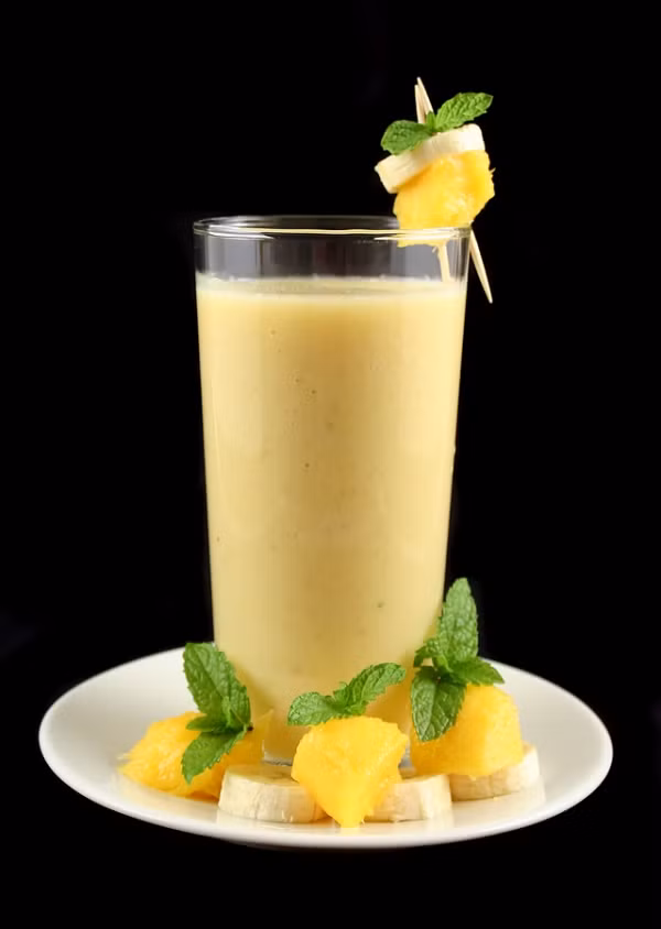 Sinh tố chuối, xoài. Chuối chứa nhiều kali kết hợp với nguồn vitamin C,A trong xoài giúp nuôi dưỡng da từ sâu bên trong, da sẽ luôn căng mịn, hồng hào.