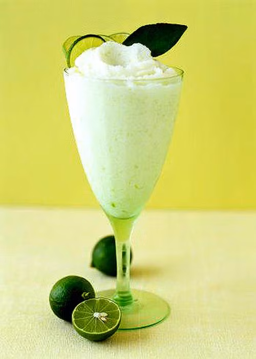 Sinh tố chanh, sữa tươi. Chanh để cả vỏ sẽ cho hương vị thơm nồng, nguồn vitamin C dồi dào từ chanh kết hợp với các dưỡng chất phong phú từ sữa sẽ cho bạn làn da đẹp đến ngỡ ngàng. Không chỉ làm chậm quá trình lão hóa, chanh còn giúp làm sáng da, kích thích tiêu hóa cho da luôn hồng hào tự nhiên.
