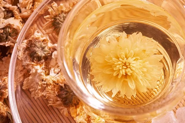 Trà hoa cúc. Hoa cúc tính hàn nhẹ, có tác dụng tán phong, thanh nhiệt, hạ hỏa mát phổi, thanh lọc gan, đặc biệt hiệu quả với những triệu chứng khô miệng, nhiệt, khô mắt do thời tiết gây ra.