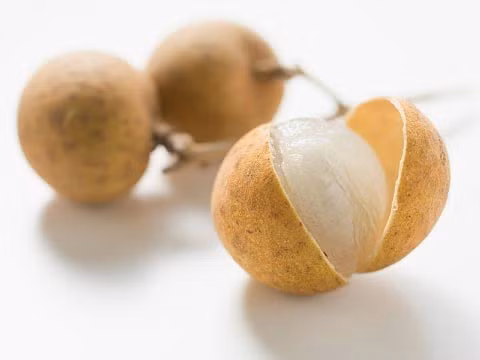 Quả nhãn. Nhãn là một loại quả ăn rất ngon, có mùi thơm, vị ngọt. Tuy nhiên, đây lại cũng là một loại quả mẹ bầu không nên ăn trong quá trình mang thai. Bởi phụ nữ mang thai thường có triệu chứng nóng trong và thường có các hiện tượng táo bón, ăn nhãn nhiều sẽ tăng nóng trong, động huyết động thai, ra huyết đau bụng, đau tức bụng dưới, thậm chí tổn thương thai khí, dẫn tới sảy thai.