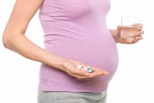 Không tuỳ tiện dùng thuốc. Khi mang thai, mọi loại thuốc bạn dùng đều phải được bác sĩ sản phụ khoa và chuyên khoa kê đơn cẩn thận (bạn cần cho bác sĩ chuyên khoa biết mình đang mang thai để được kê đơn phù hợp). Ngay cả với các loại thuốc chữa các bệnh thông thường không cần kê đơn, bạn cũng cần được bác sĩ cho phép mới được sử dụng để không gây hại cho thai nhi.