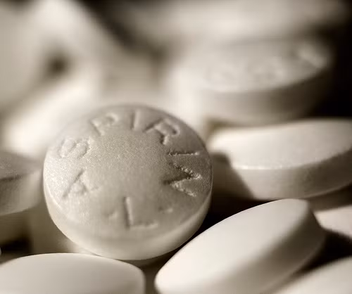Không tùy tiện dùng Aspirrin: các nhà khoa học đã chứng minh rằng Aspirin và một số thuốc giảm đau có nguy cơ làm tăng tỷ lệ sảy thai, nhất là giai đoạn đầu của thai kỳ. Thuốc còn có thể làm thai già tháng, chuyển dạ kéo dài và gây nhiều biến chứng cho bé sơ sinh ở ba thai cuối của thai kỳ. Aspirin cũng làm tăng nguy cơ chảy máu ở bà bầu. Trong thời gian mang thai, bạn không nên tùy ý sử dụng aspirin hay bất kỳ một loại thuốc giảm đau nào để điều trị đau đầu, cảm sốt… nếu chưa có ý kiến của bác sỹ.