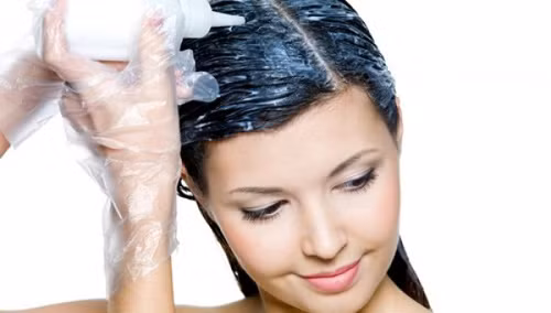 Chất nhuộm tóc: Chứa coaltar hay một số chất hóa học rất độc khác có thể gây sẩy thai. Ngày nay trên thị trường xuất hiện nhiều loại thuốc nhuộm tóc có nồng độ hóa chất và có chỉ dẫn là an toàn với sức khỏe, bạn hãy nên cẩn thận. Tốt nhất là trong quá trình mang thai không nên đi nhuộm tóc hay làm đầu.