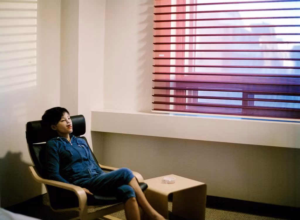 Một phụ nữ trung tuổi đang chờ đến ngày phục hồi sau khi tiến hành phẫu thuật nâng mũi.