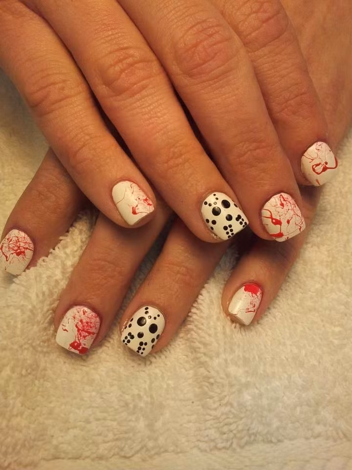 Chỉ với sơn nứt màu đỏ và chấm bi màu đen để tạo nên bộ nail cực kỳ độc đáo này.