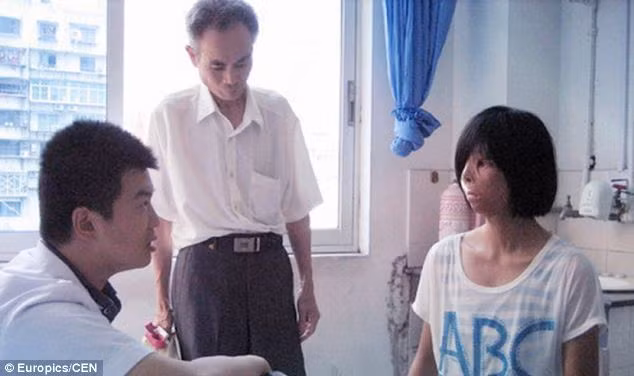 Các bác sĩ căng giãn vùng da chứa mạch máu được nuôi dưỡng để phát triển rộng, đủ ghép lên khuôn mặt cô gái.
