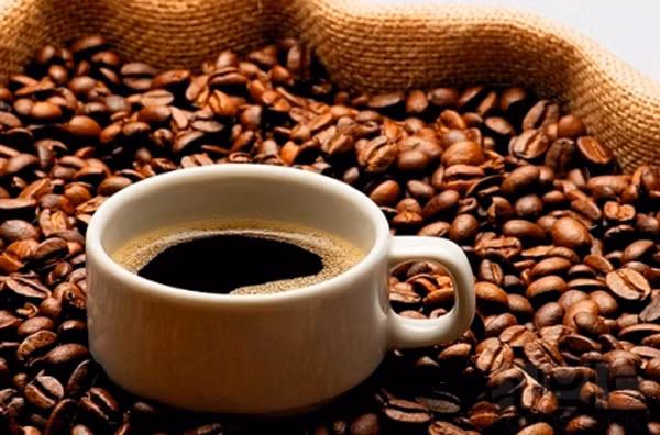 Uống café. Các thức uống caffein luôn được các bác sĩ khuyến cáo là không uống trong vòng 8 tiếng trước khi ngủ. Hãy thực hiện theo lời khuyên này nếu bạn không muốn mất ngủ.