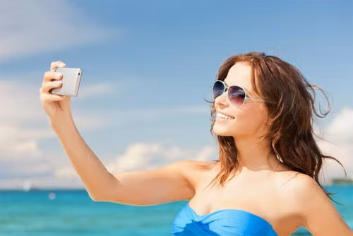 Không chống nắng. Việc hấp thu quá nhiều tia cực tím gây ra nhiều bất lợi, nhẹ thì dẫn đến đen da, nặng thì có thể khiến ung thư da và tất nhiên đó cũng là một thủ phạm khiến da sớm lão hóa. Vì ánh nắng trực tiếp sẽ gây tổn hại sợi đàn hồi và collagen nằm ở tầng sâu của da, dẫn đến da mặt chảy nhão, xuất hiện nếp nhăn. Do đó, bạn nên có thói quen dùng các sản phẩm chống nắng.
