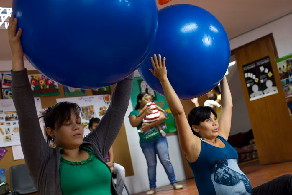 Các bà bầu tham gia lớp học thể dục trước khi sinh ở Caracas.
