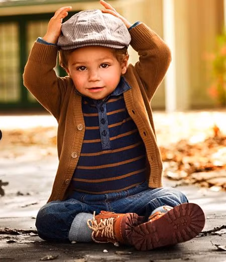 Điểm nhấn của style này nằm ở chiếc mũ, áo len màu sậm cổ điển.