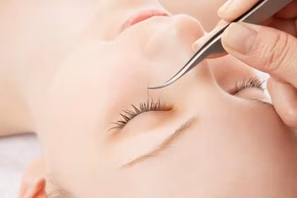 Trước khi nối, người thợ sẽ vệ sinh mắt cho sạch để mi dễ bám dính.